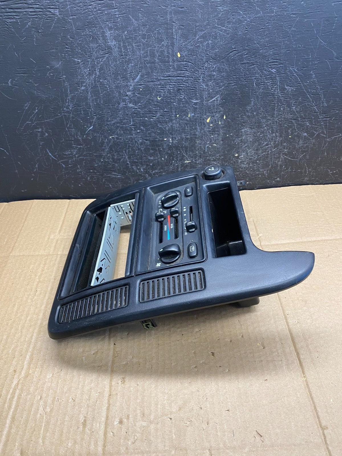 1999 to 2003 Ford Windstar Radio Dash Bezel Climate Control Vent ac9373 DG2