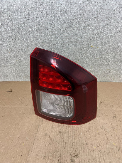 2014 - 2017 Jeep Compass Right Passenger Side Tail Light Y3178 DW0