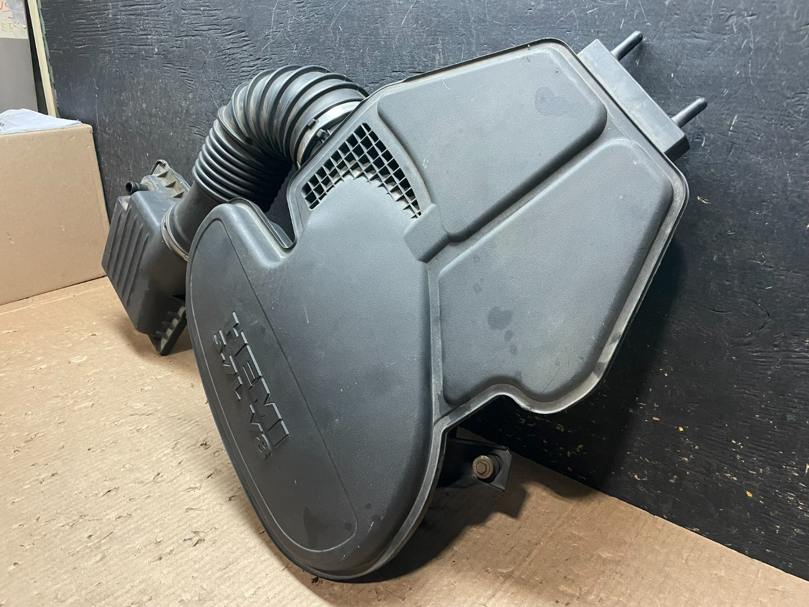 2009 Dodge Durango Air Cleaner Box 53034084AD Z33551