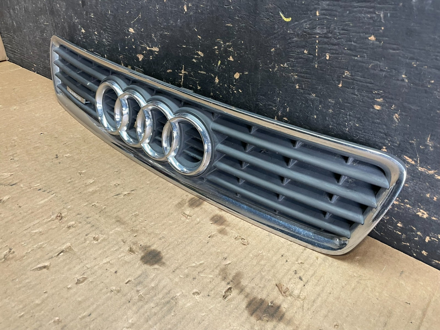 2000 to 2002 Audi A4 Upper Front Grill Grille OEM y9845 DG2
