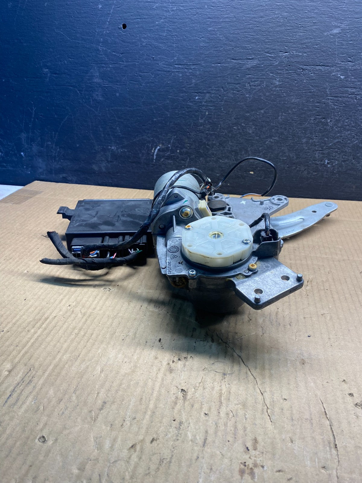2009 2017 Acadia Enclave Escalade Suburban Liftgate Door Module Motor AD4911 DG2