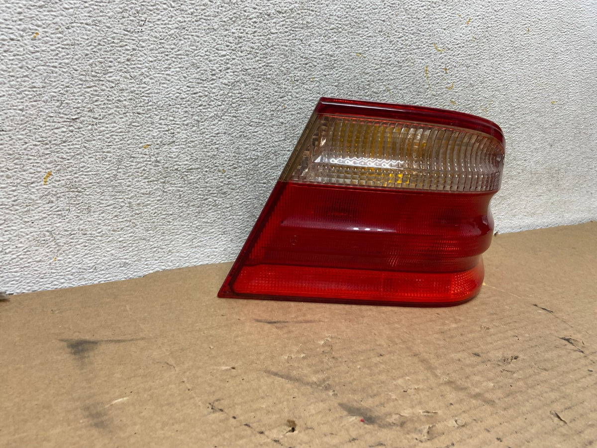 2000-2002 Mercedes-Benz E-CLASS E430 Right Passenger Side Tail Light AH4288 LK1