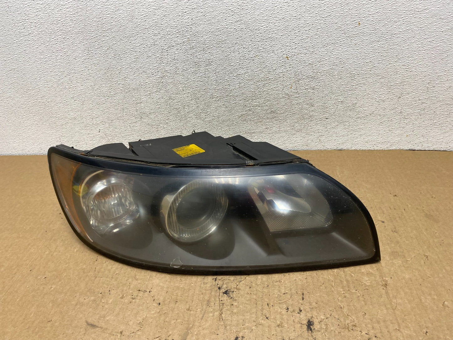 2004 to 2007 Volvo S40 Right Passenger Side Headlight AG2407 DW0