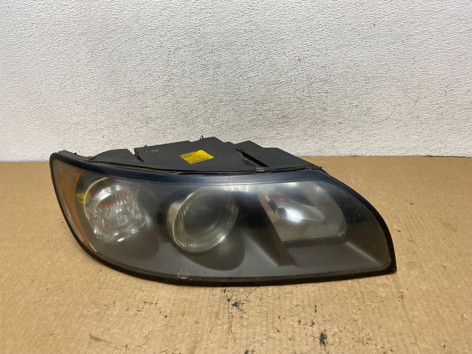 2004 to 2007 Volvo S40 Right Passenger Side Headlight AG2407 DW0