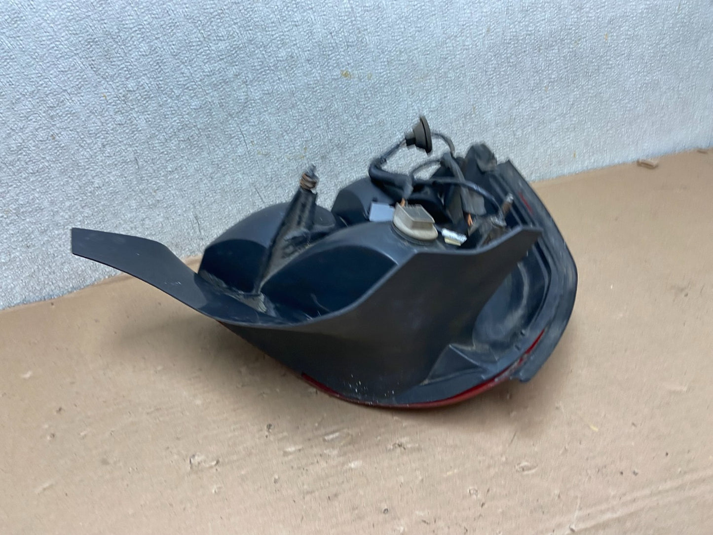 2003-2011 Ford Crown Victoria Right Passenger Rh Side Tail Light  AA9945 LK4