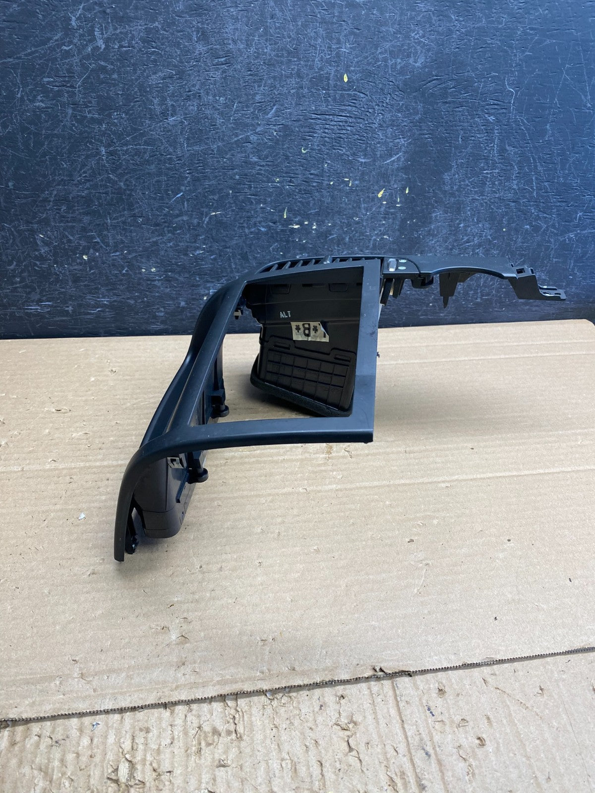 2006-2012 Hyundai Entourage Sedona Center Radio Clock Bezel Air Vent AG0200 DG2
