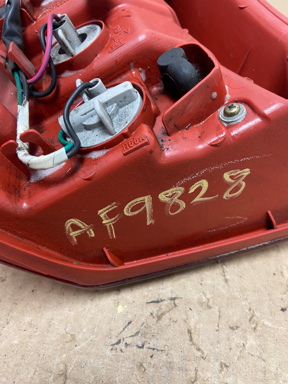 2004-2005 Mitsubishi Endeavor Right Passenger Rh Tail Light AF9828 LK6