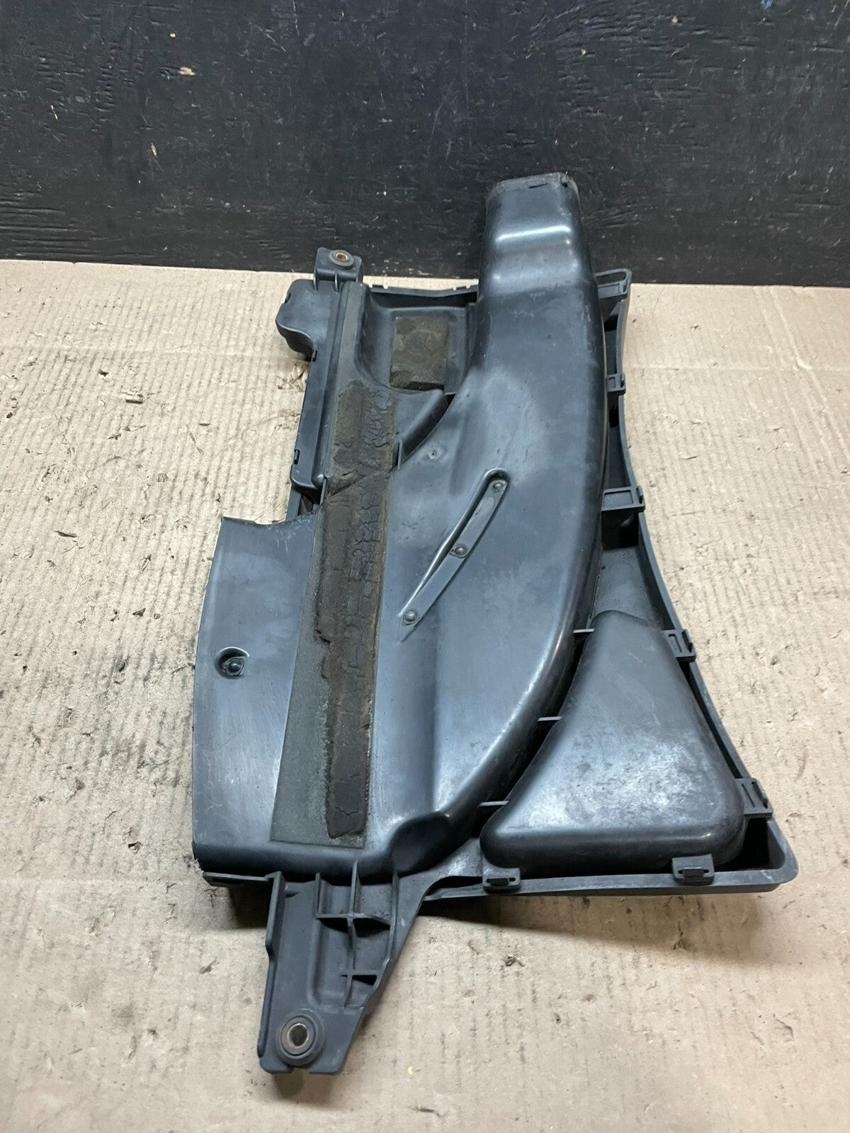 2006 to 2007 Infiniti m35 air intake manifold box inlet housing OEM I77724
