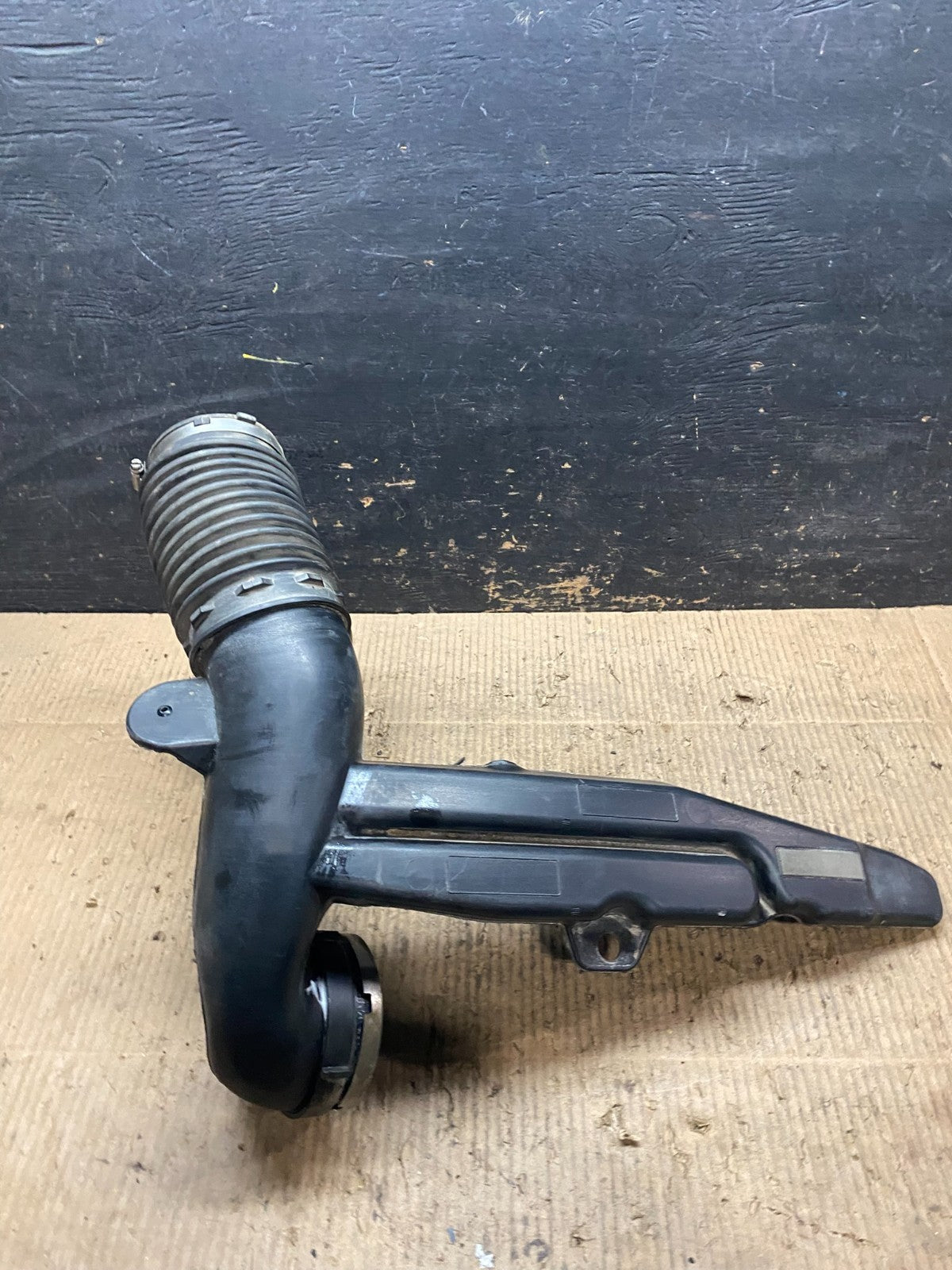 2007 to 2014 Cadillac Escalade Air Intake Cleaner Filter Hose Duct t9798 DG1