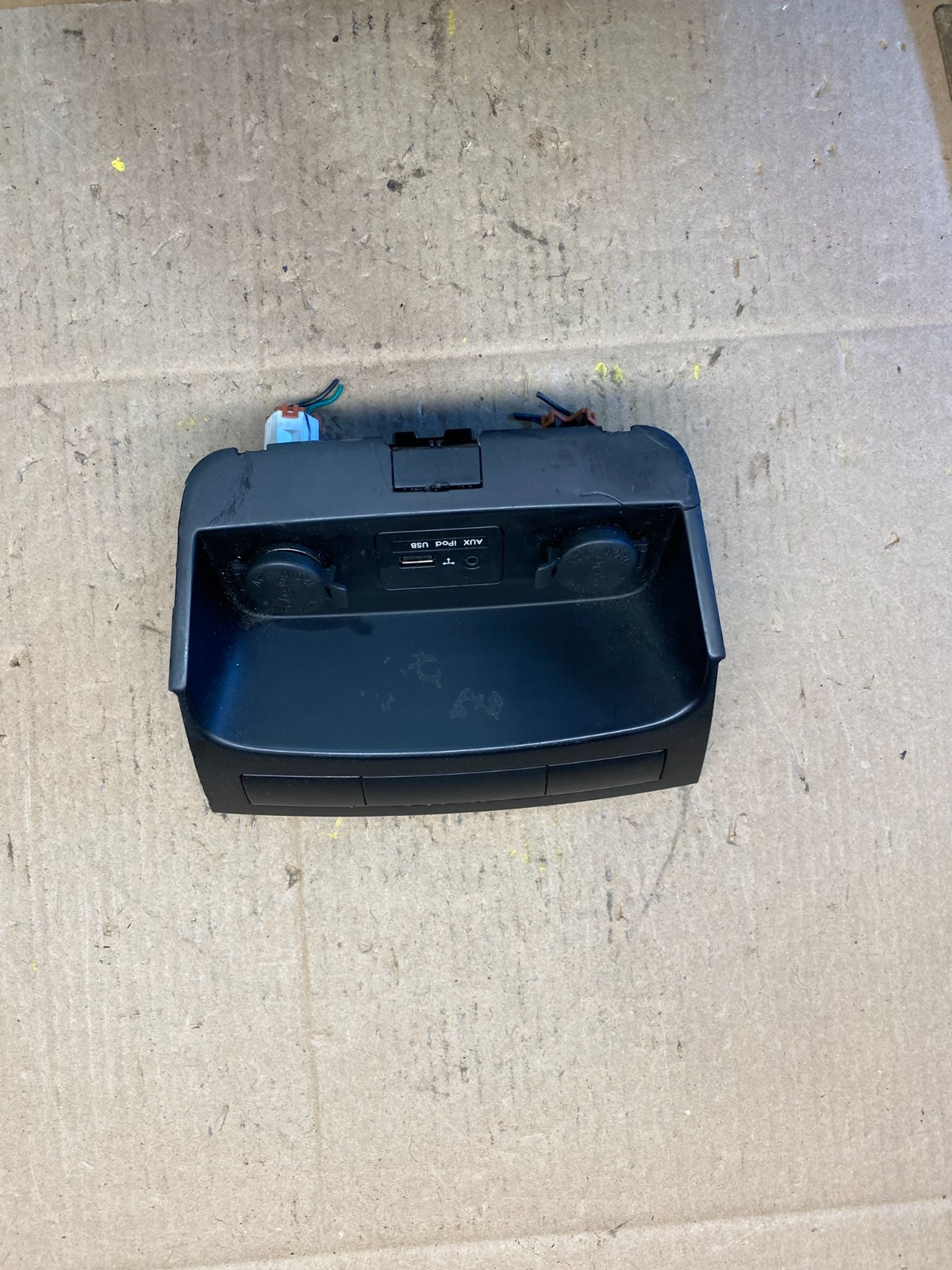 2011-2013 Kia Sorento Center Console Aux USB Power Outlet R6063 DG0