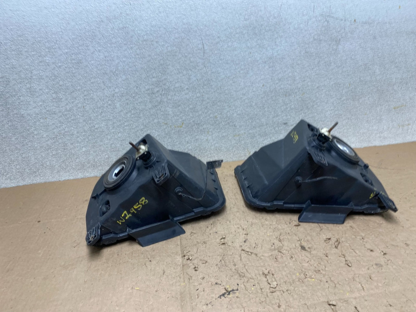 2005 to 2009 Ford Mustang Left+Right Set Side Black Halogen Headlight W2958 DW11