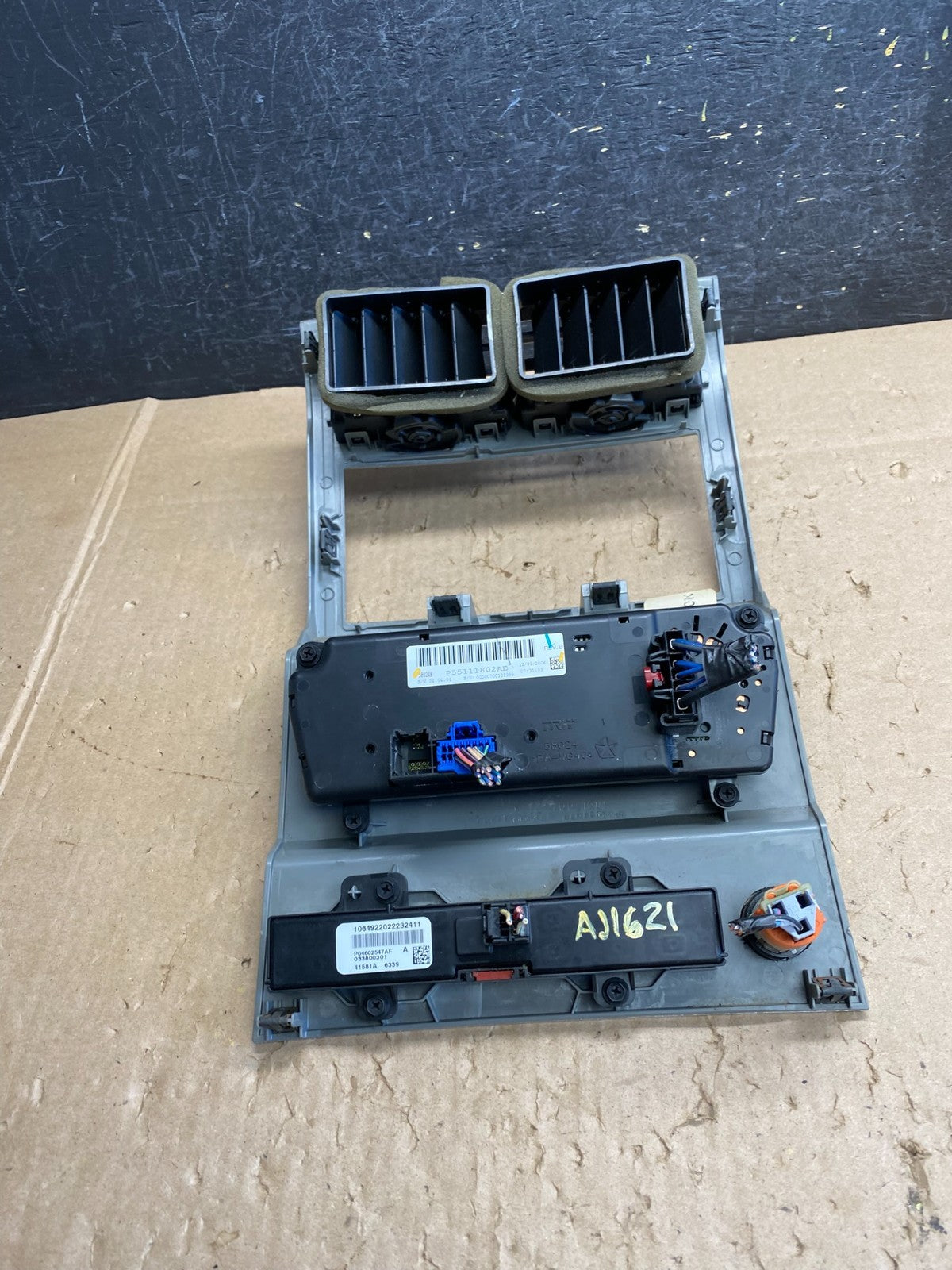 2007 to 2012 Dodge Nitro Dash Climate Temperature Control Radio Bezel aj1621 DG3