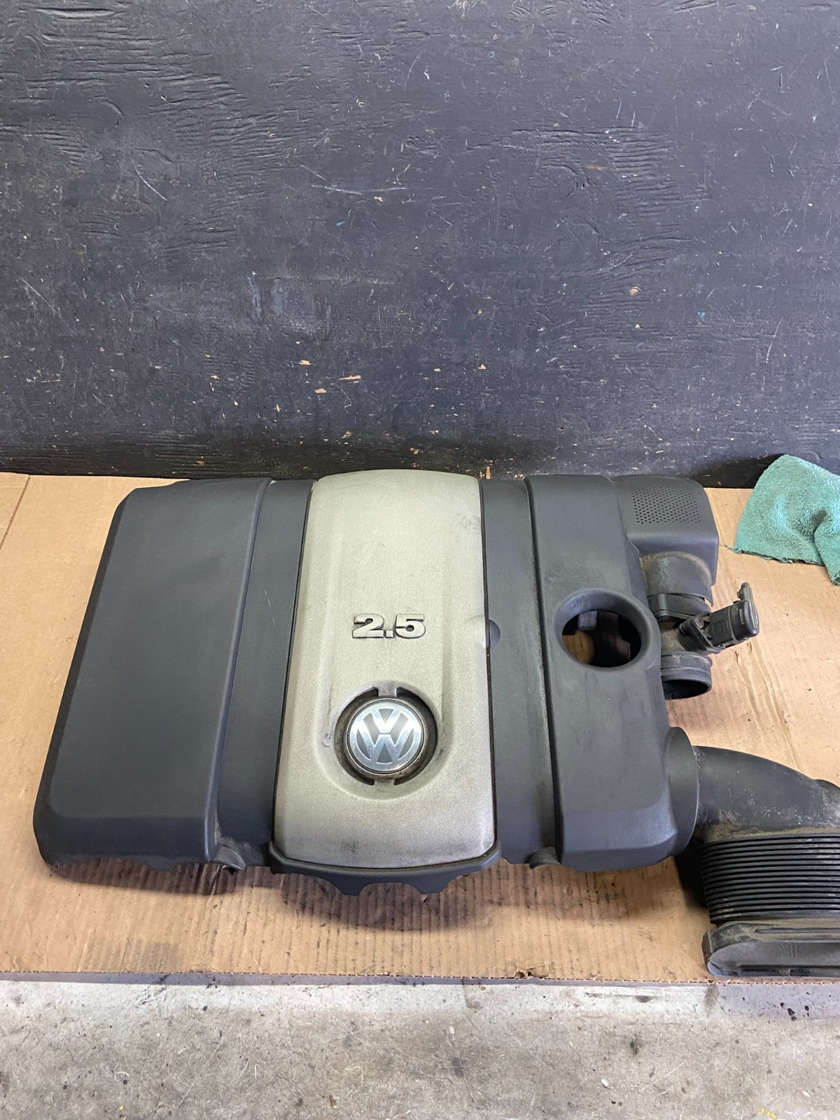 2005 to 2008 Volkswagen Jetta 2.5L Passat Jetta Engine Cover 07k129601 P8470 DG0