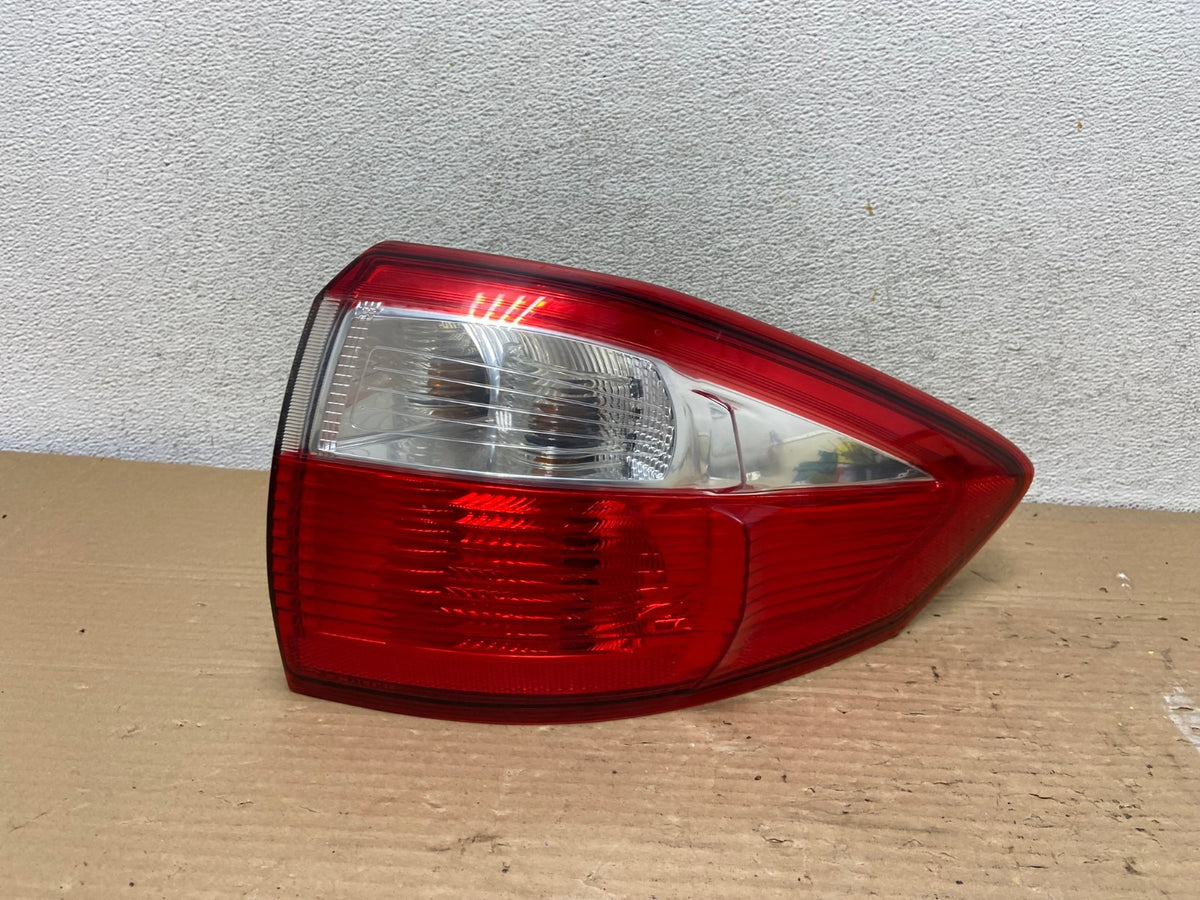 2013 to 2016 Ford C-Max Right Passenger RH Side Tail light AG9132 LK0