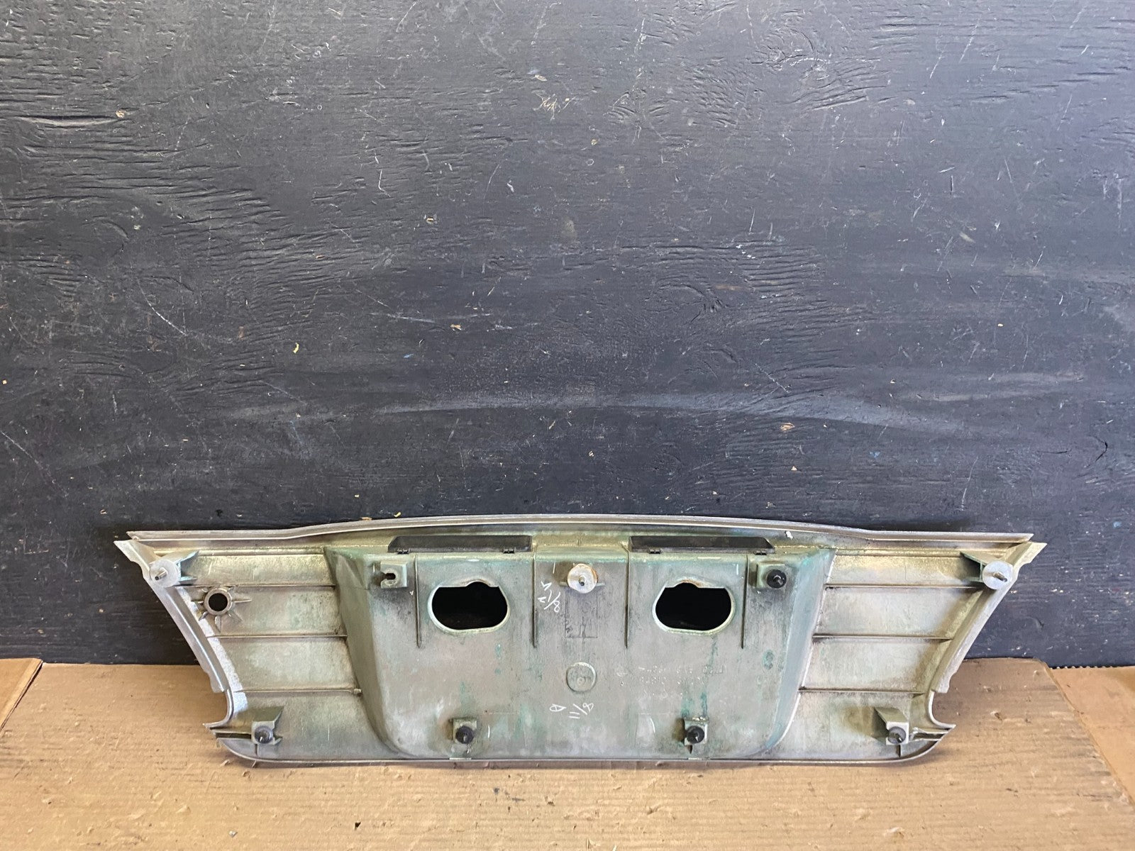 2000 2001 Infiniti I30 Rear Trunk Deck Finish Panel License Plate Trim S3332 DG6