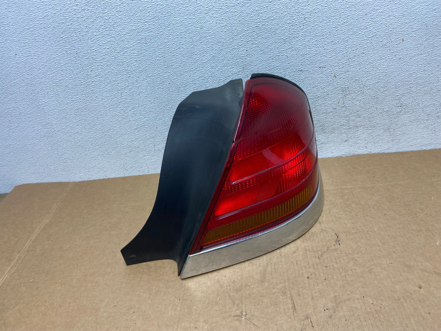 1998-2003 Ford Crown Victoria Right Passenger Rh Side Tail Light AD6091 LK2