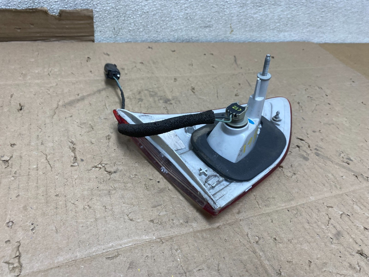 2013 to 2016 Ford Escape Right Passenger RH Side Inner Tail Light U6861 DW4