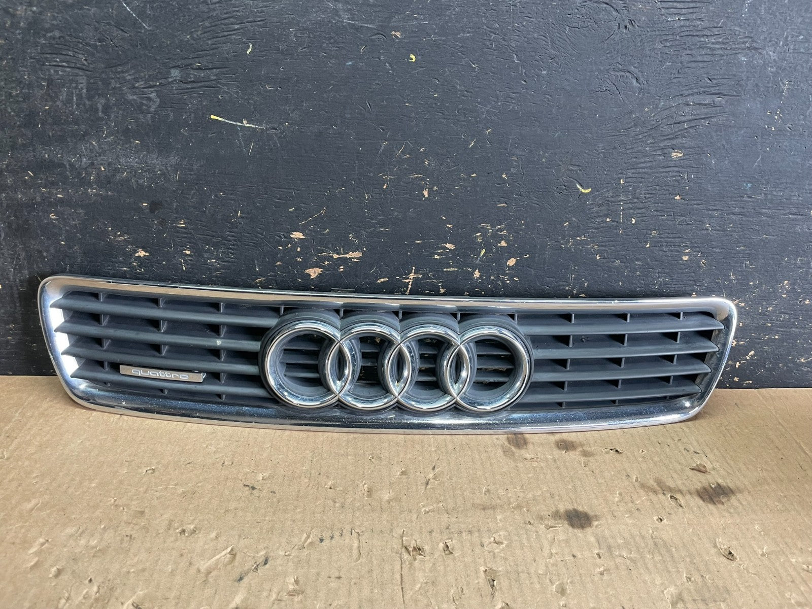 2000 to 2002 Audi A4 Upper Front Grill Grille OEM y9845 DG0