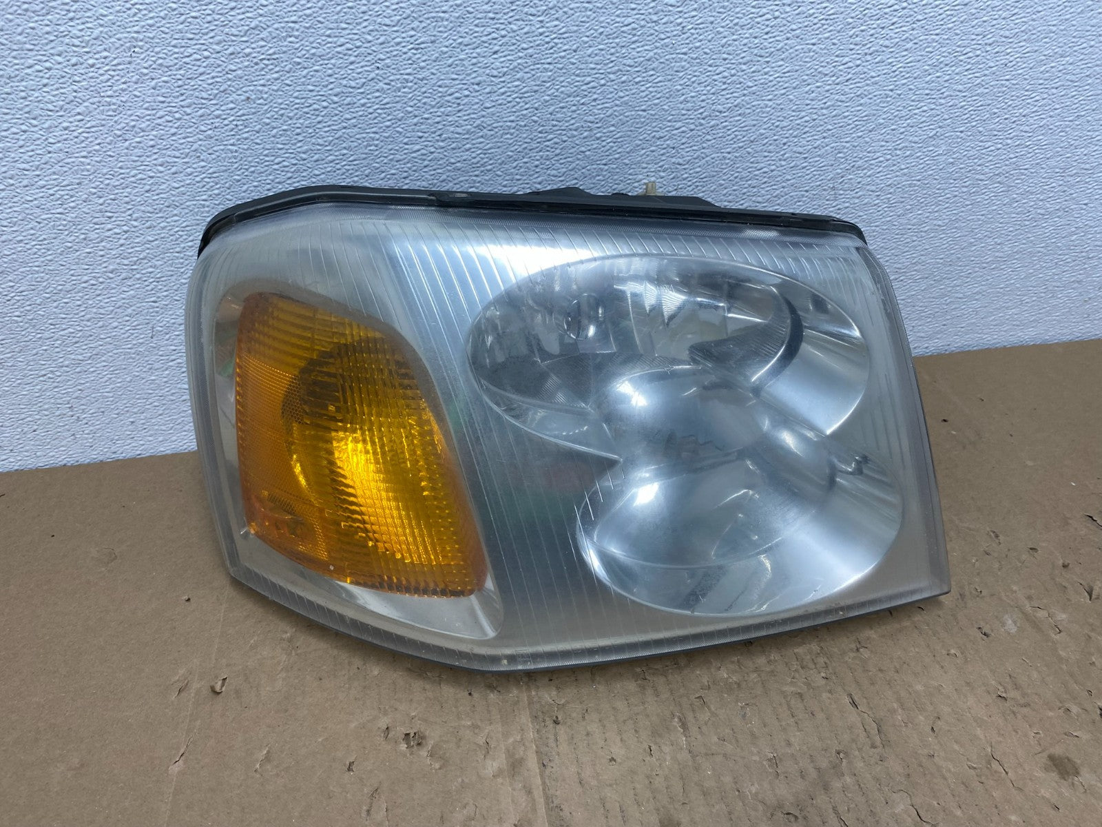 2002 to 2009 Gmc Envoy Right Passenger RH Side Headlight Halogen AB6959 DW0