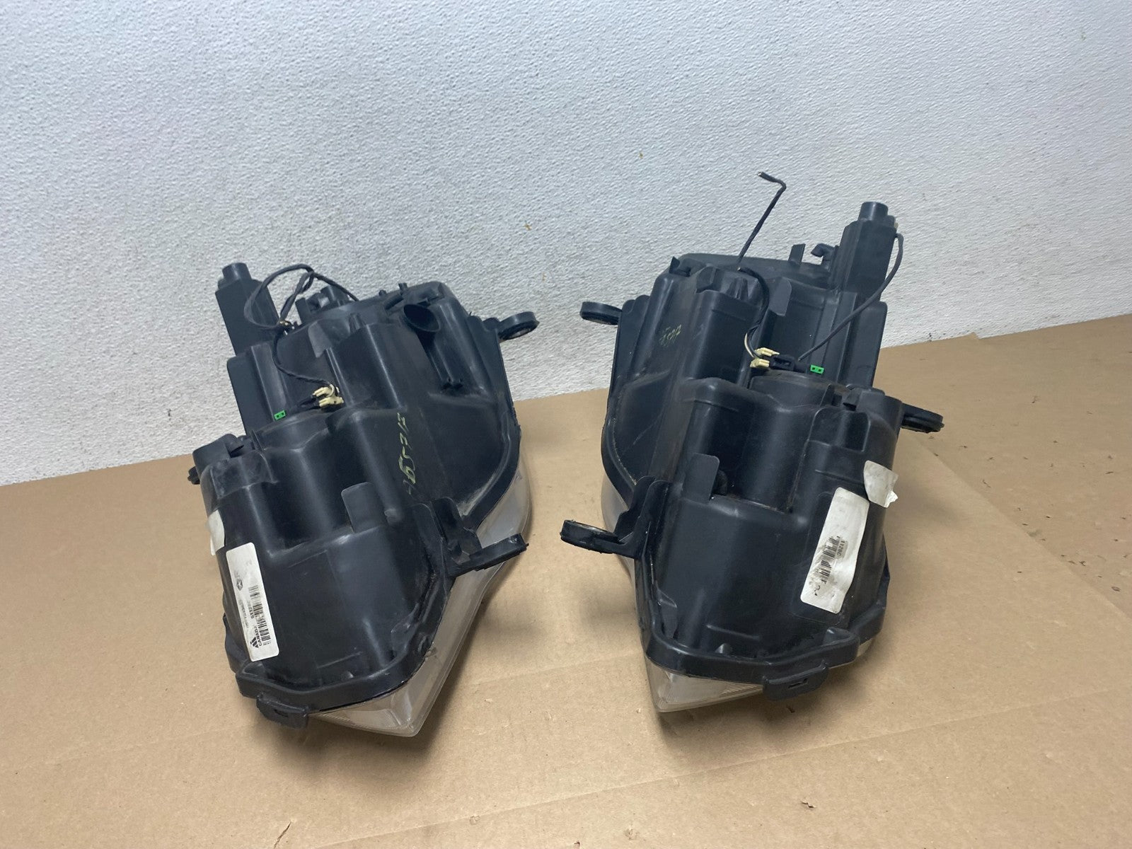 2008 to 2016 Chrysler Town and Country Left+Right Side Headlights AG5717 DW10