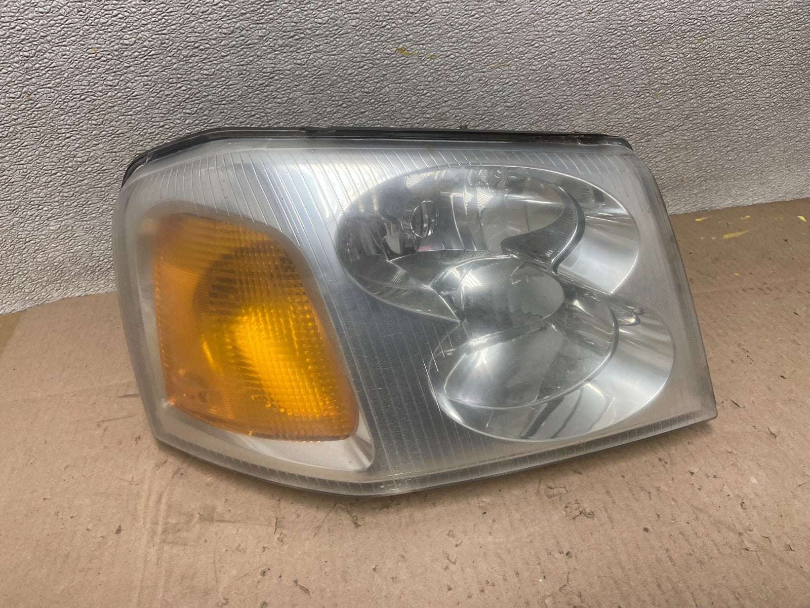 2002 to 2009 Gmc Envoy Right Passenger RH Side Headlight Halogen AA0567 DW0