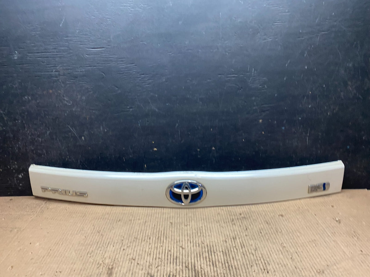 2010 to 2015 Toyota Prius Trunk Rear Tailgate Molding Panel 76801-00900 J7288 DG0