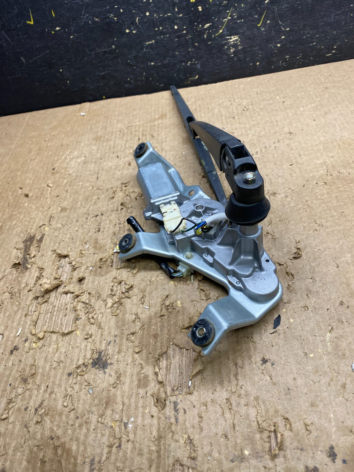 2005 to 2009 Subaru Legacy Outback Rear Windshield Wiper Motor Z96601