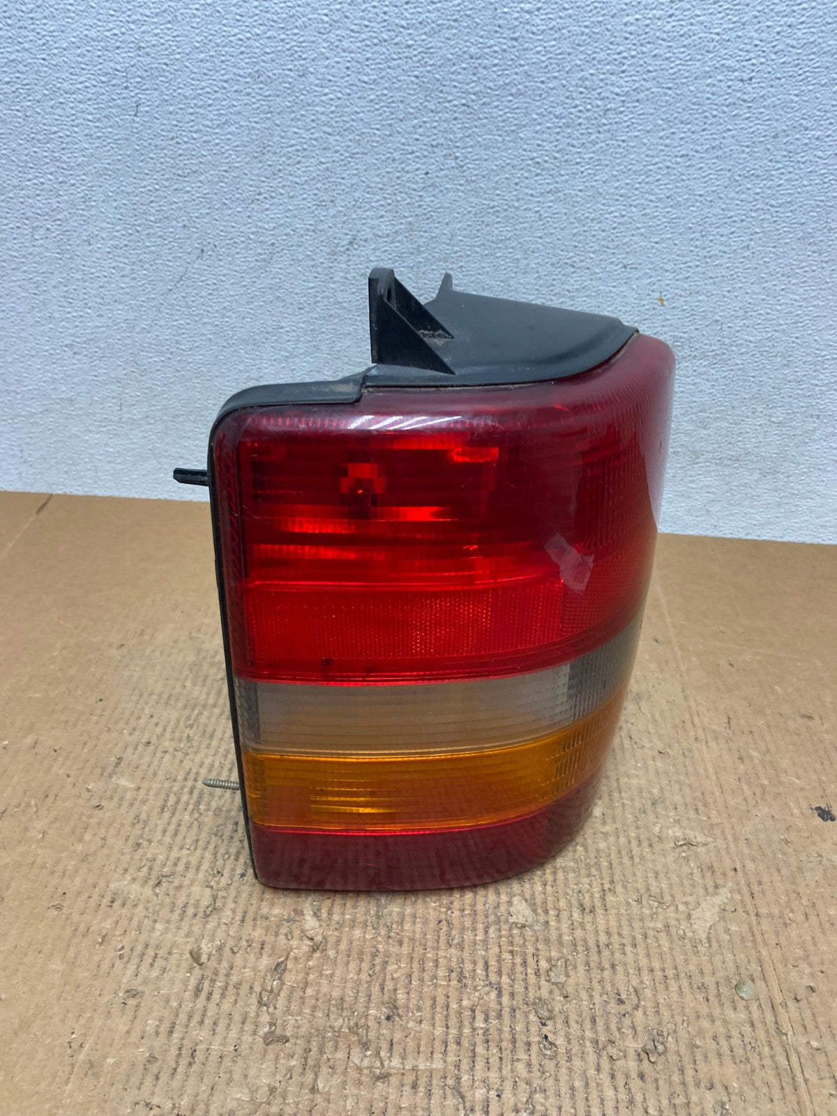 1993-1998 Jeep Grand Cherokee ZJ Left Driver Side Tail Light AE2735 LK2