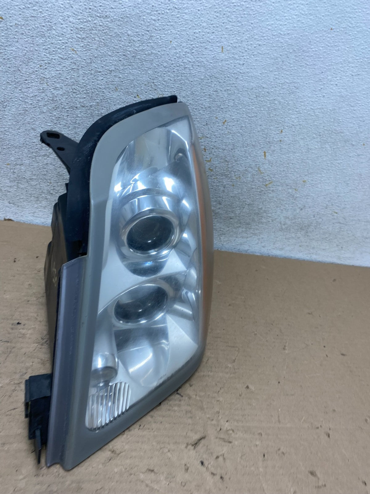 2004 to 2009 Cadillac SRX Left Driver Side Halogen Headlight AI0996 DW2