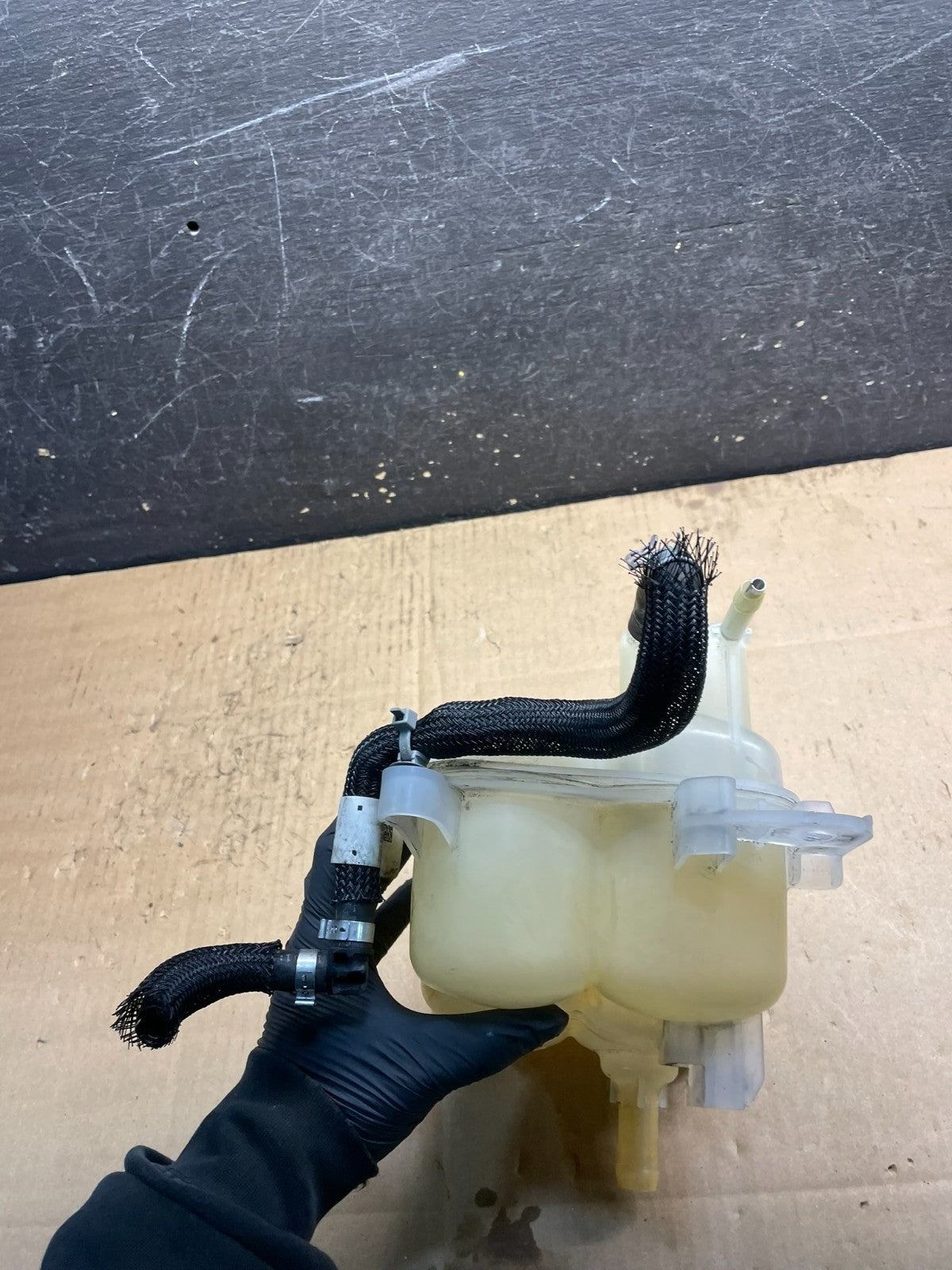 2020-2023 Ford Explorer Radiator Coolant Recovery Bootle Tank  W7080 DG1