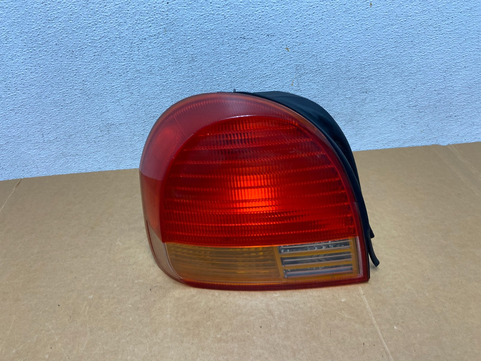 1999 2000 2001 Hyundai Sonata Left Driver Side Tail Light AD8911 DW0