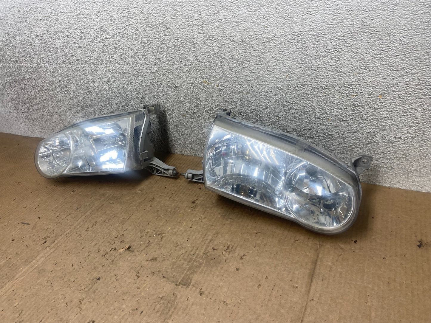 2001-2002 Toyota Corolla Left+Right Side Halogen Headlights OEM AA6835 DW1