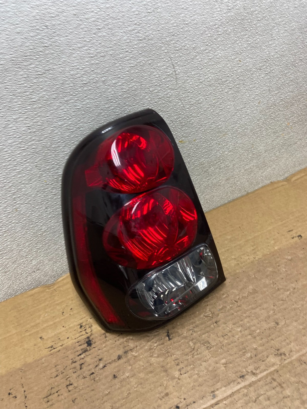 2002 to 2009 Chevrolet Trailblazer Left Driver LH Side Tail Light AB3355 LK2