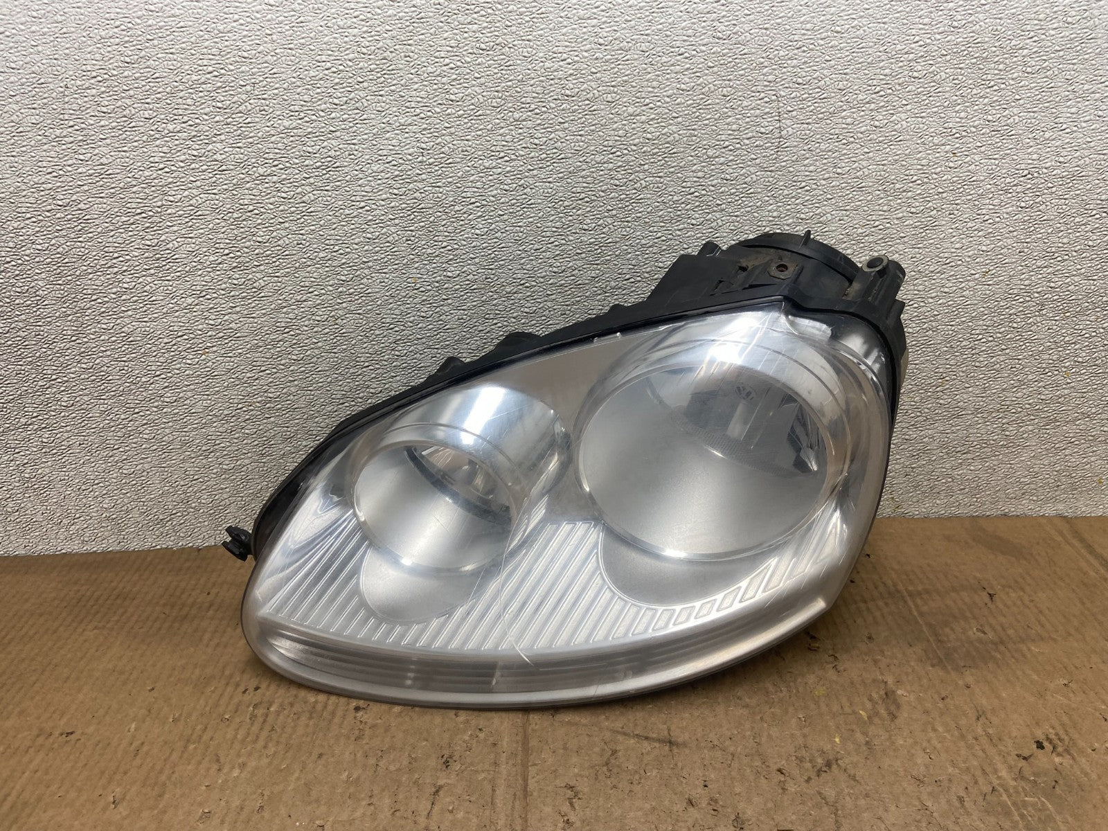 2005 to 2010 Volkswagen Jetta Left Driver LH Side Headlight Halogen AA6909 DW0