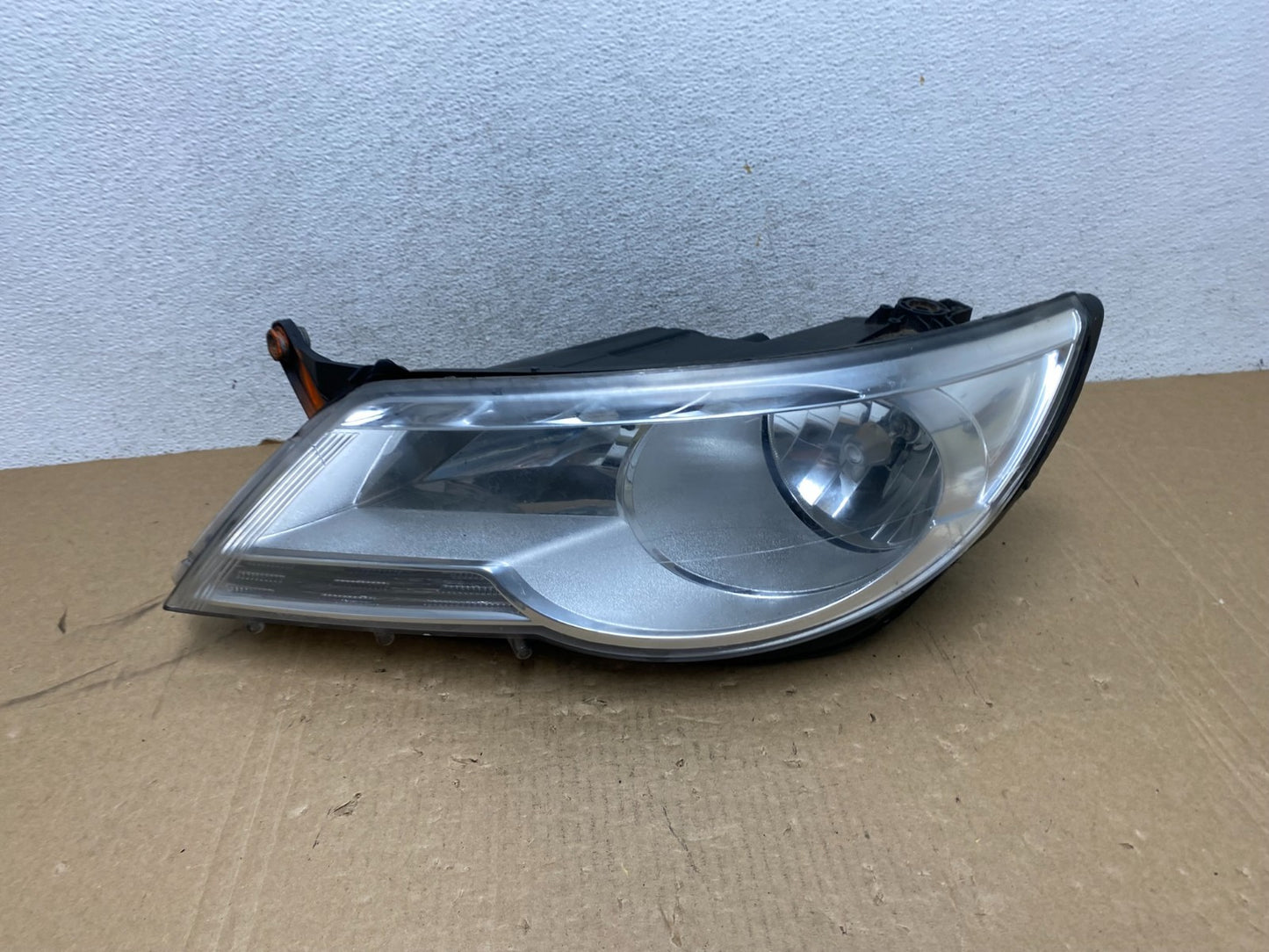 2009 to 2011 Volkswagen Tiguan Left Driver LH Halogen Headlight AG0487 DW0