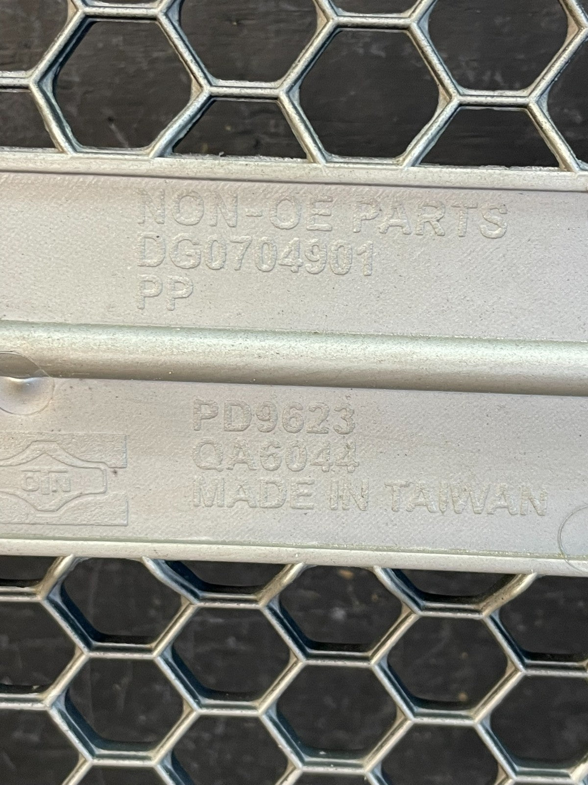 2002 to 2005 Dodge Ram 1500 Upper Front Grill Grille Aftermarket AC9754 DG7