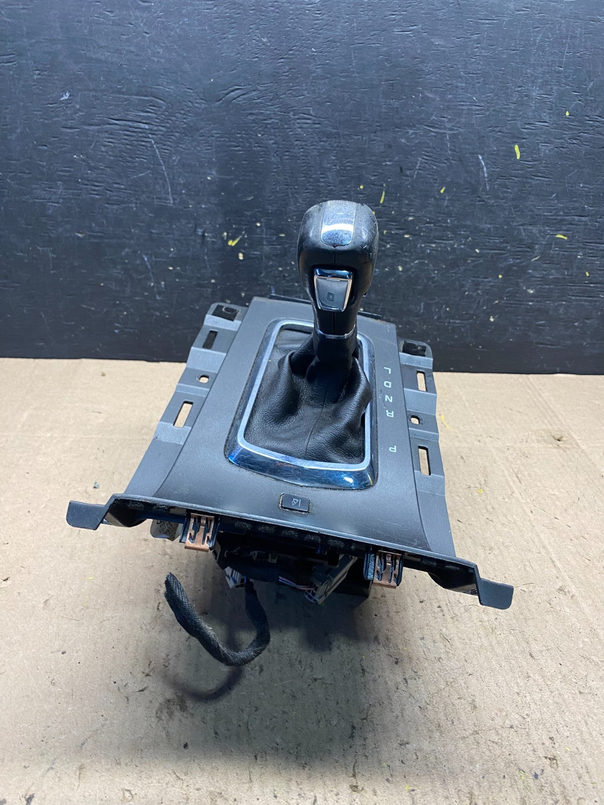 2013 to 2019 Lincoln MKT  Automatic Transmission Gear Shifter Selector R8450 DG3