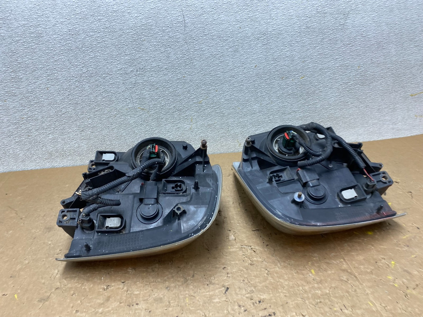 2004 - 2005 Dodge Durango Left+Right Side Headlights V8220 DW14