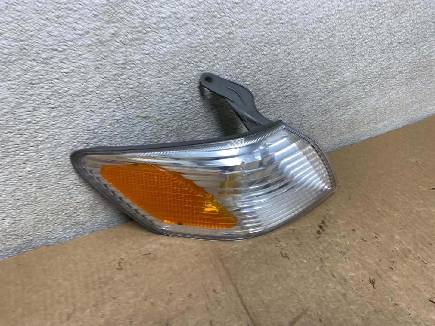 2000 - 2001 Toyota Camry Front Right Passenger RH Turn Signal Oem V3222 DW2
