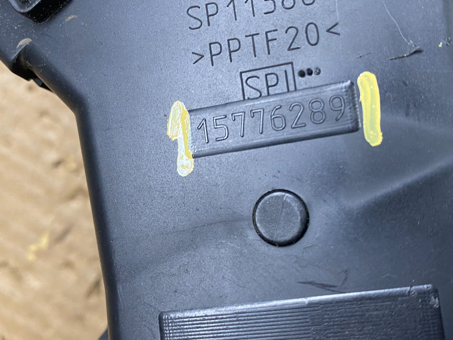 2006 to 2011 Cadillac DTS Dash Right Air Vent  OEM Z4379  DG5