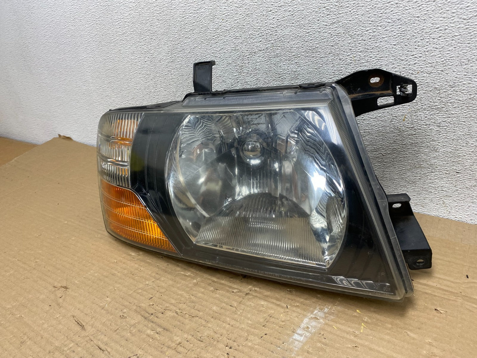 2000 to 2004 Mitsubishi Montero Pajero Right Passenger RH Headlight AG9054 DW2