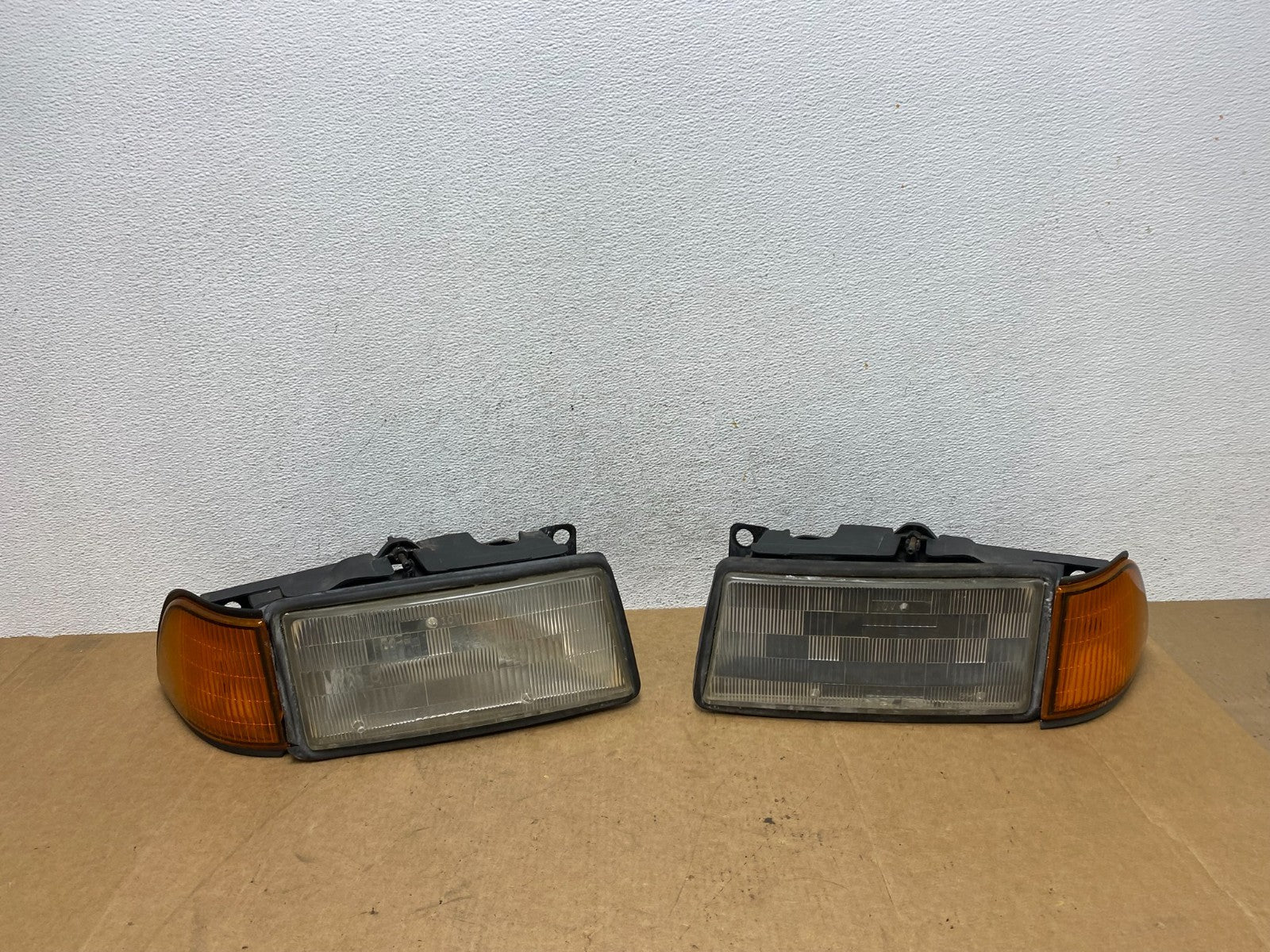 1989 to 1995 Plymouth Acclaim Left+Right Side Headlights AE3151 DW0