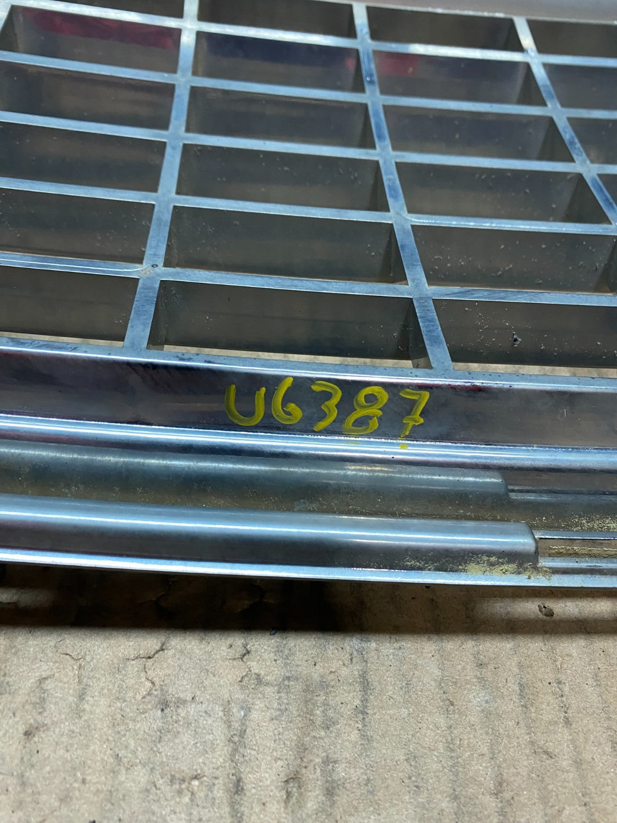 2004 to 2007 Ford Freestar Front Grill Grille 3F23-17K945 U6387 DG9