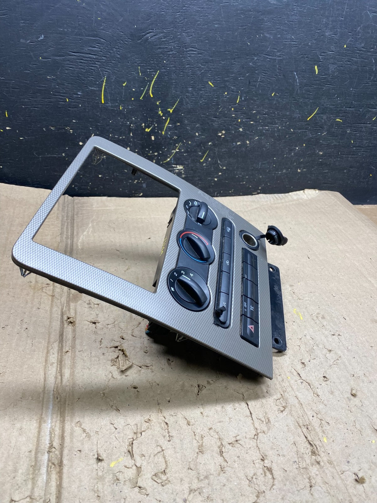 2005 to 2007 Ford Five Hundred Radio Climate Dash Bezel Surround X6169 DG1