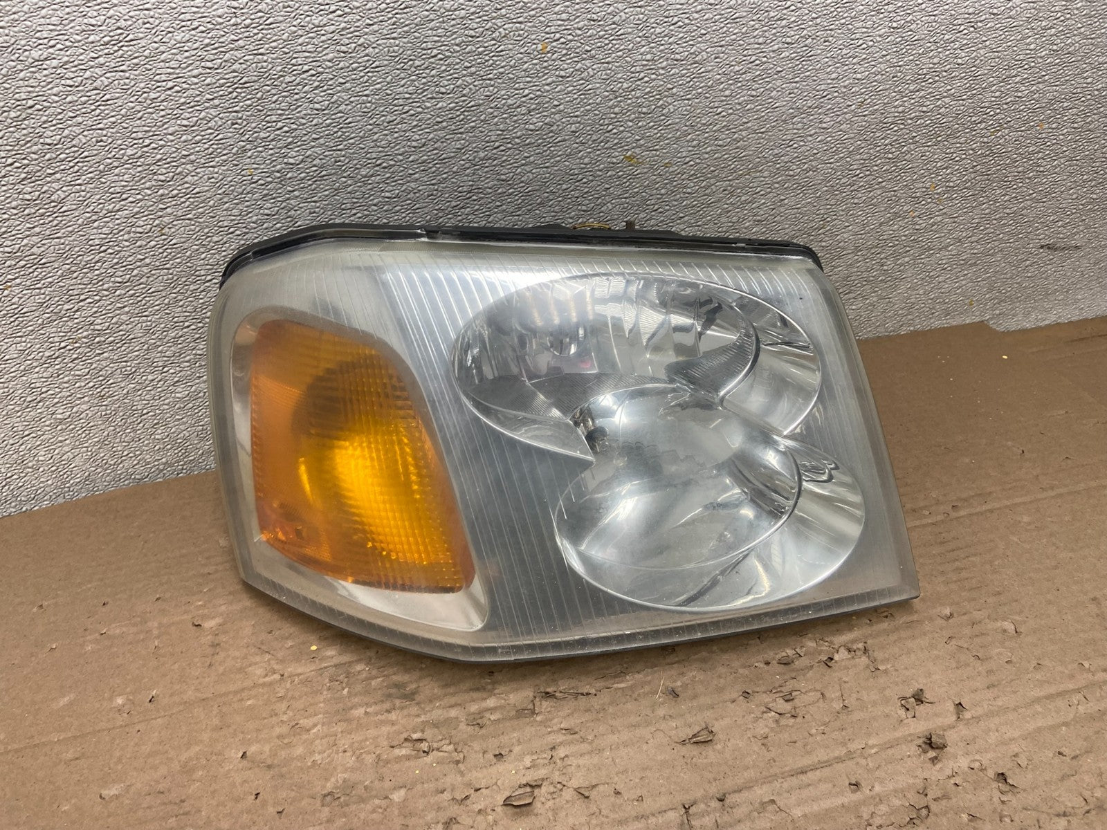 2002 to 2009 Gmc Envoy Right Passenger RH Side Headlight Halogen AB1597 DW0
