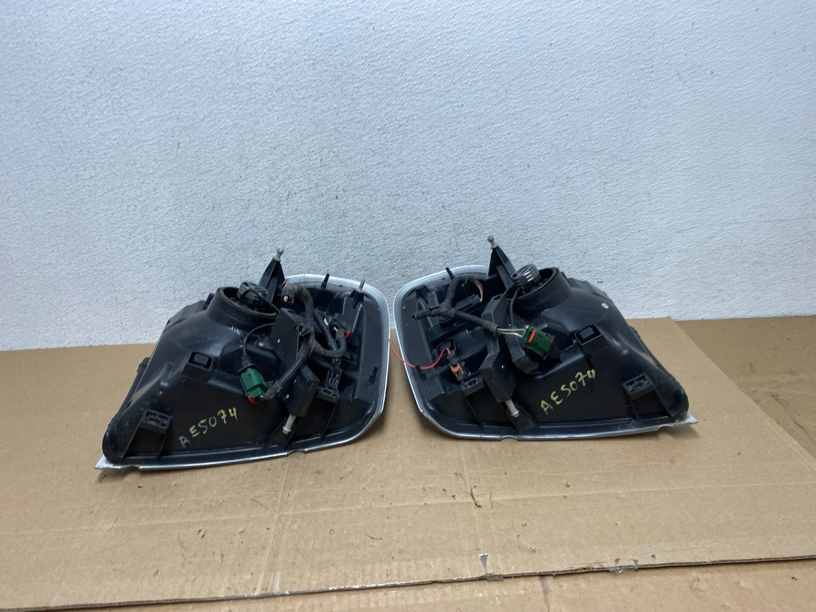 2004 - 2005 Dodge Durango Left+Right Side Headlights AE5074 DW7