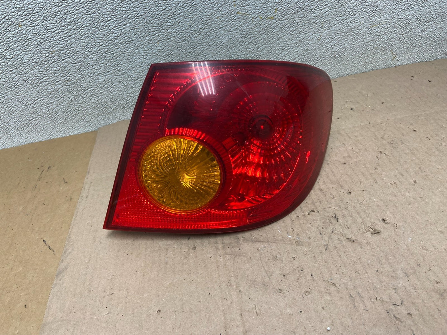 2003 to 2005 Toyota Corolla Right Passenger RH Side Tail Light Oem AA0411 DW0