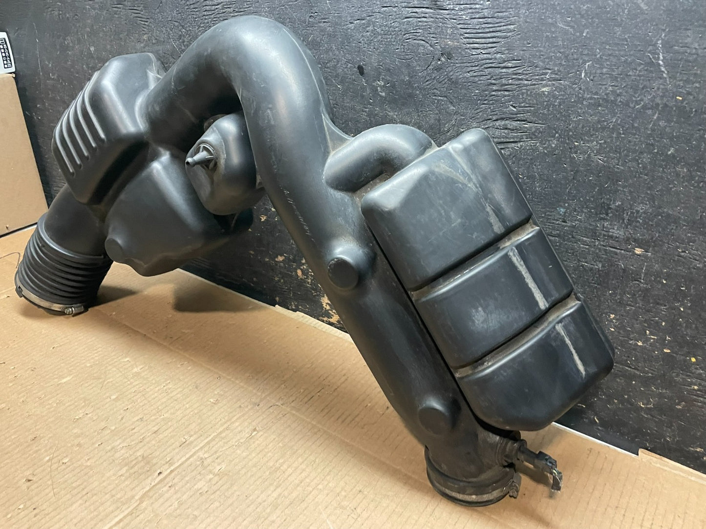 2011 - 2013 Dodge Durango 3.6L Resonator Air Intake Tube Y1797 DG1