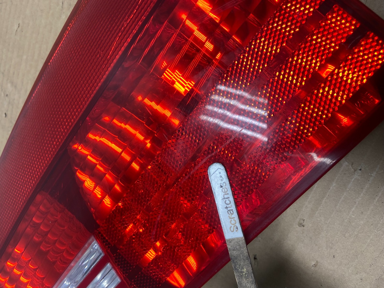 2004-2005 Toyota Sienna Right Passenger RH Side Inner Tail Light AG8874 DW3