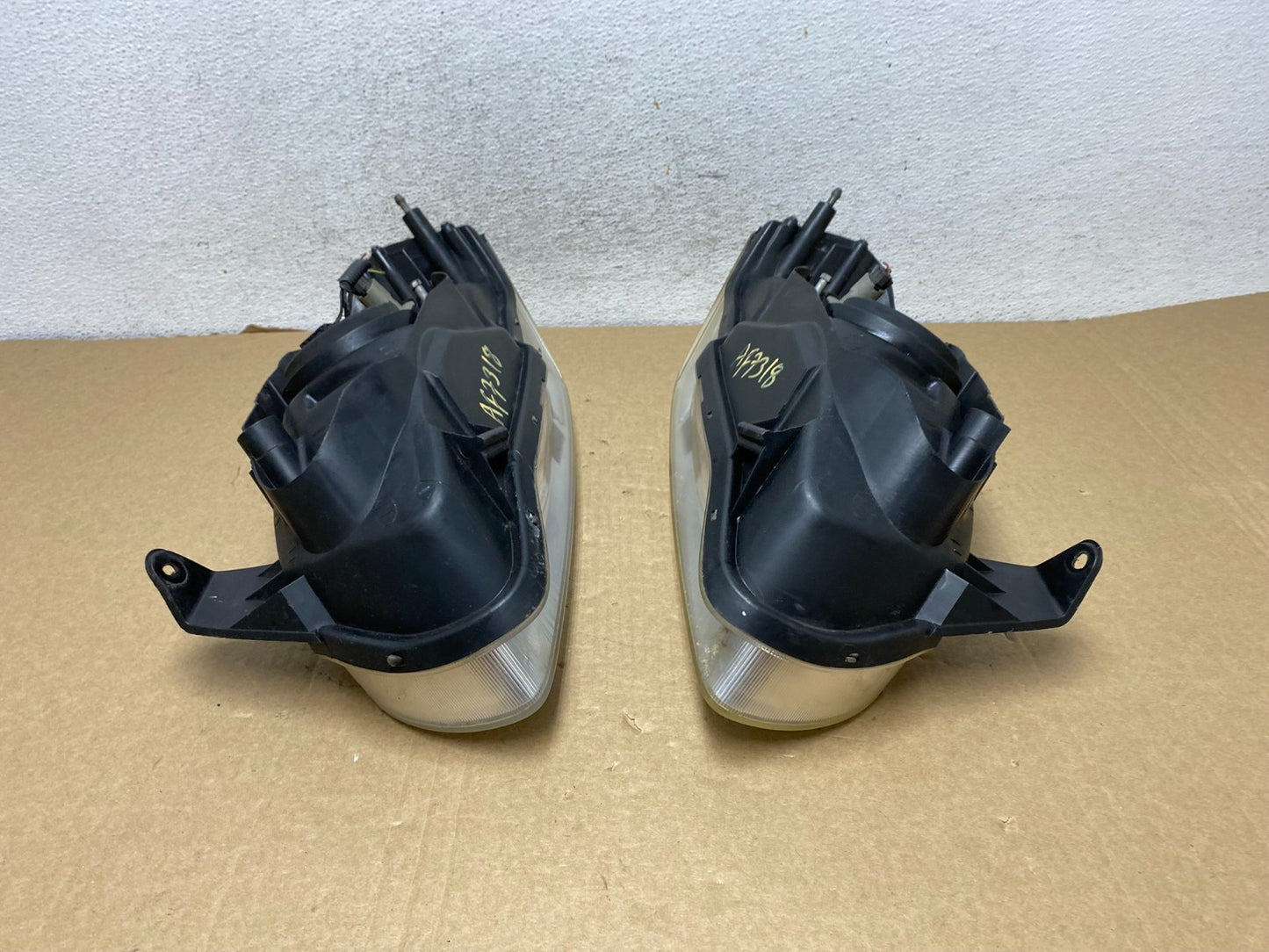 2000 to 2001 Nissan Maxima Left + Right Set Halogen Headlights AF7318 DW11